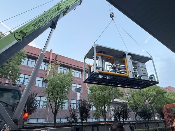 大型起重机正在吊装20吨煤层气冷冻脱水装置