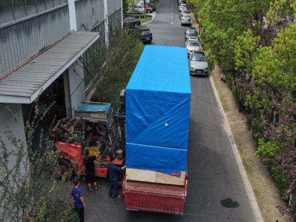 大型叉车正在对出口尼日利亚的制氮机装车